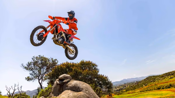 CRF 250R executando salto em pista off-road