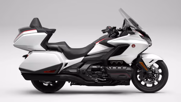 GL 1800 Gold Wing Tour na cor branca, vista lateral